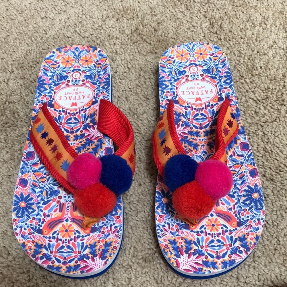 Fat face  kids SZ 3, printed flip flops with pompoms.